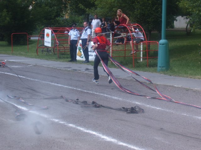 Pavla povzbuzuje Lenku z dětské prolézačky.