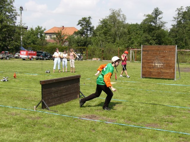 Druhá štafeta žen z Dolan. V zadu kontroluje chůzí Pavla.