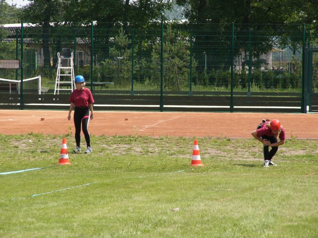 Vlevo Zuzka, vpravo Pavla z Čeperky na startu štafety 4x100m.