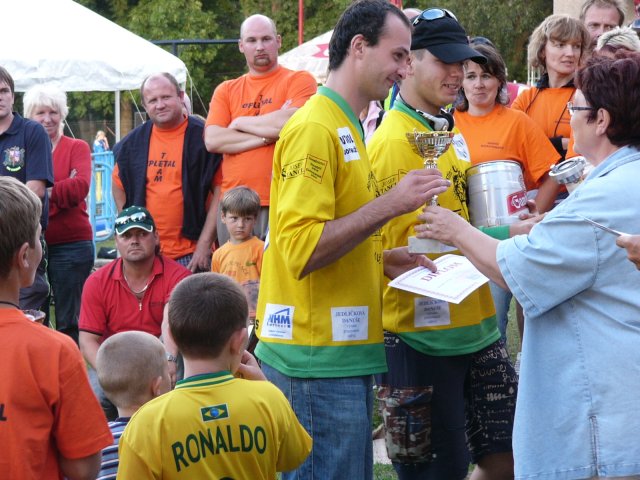 Kluci z Kunětic přebírají pohár, diplom a ceny od pořadatelů.